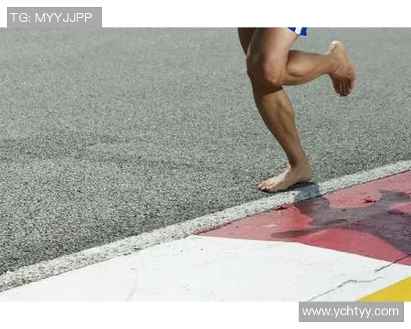 帅气足球明星赤脚奔跑展现无畏精神与自然之美