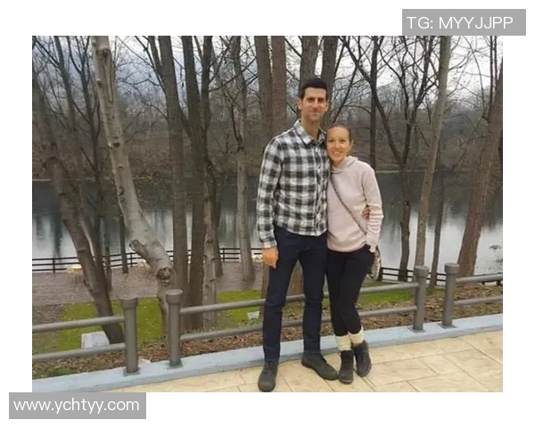 足球明星与妻子甜蜜合照展现幸福生活瞬间引发粉丝热议 足球明星与妻子甜蜜合照展现幸福生活瞬间引发粉丝热议