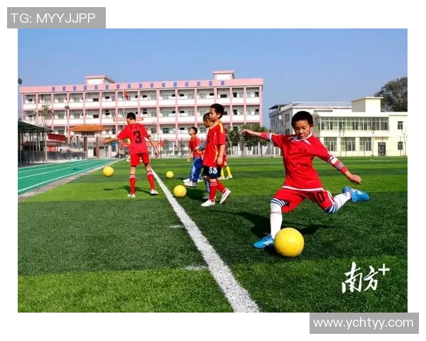 足球明星与儿子亲密互动踢球视频展现温馨家庭时光与运动乐趣